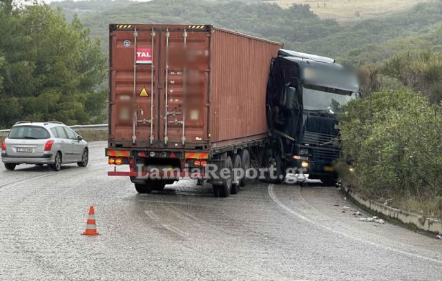 Δίπλωσε νταλίκα έξω από τη Λαμία - Δείτε εικόνες