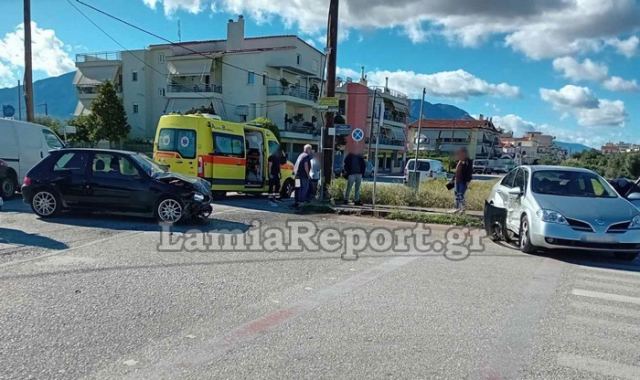 Λαμία: Γερό τρακάρισμα σε διασταύρωση με έναν τραυματία - Δείτε εικόνες