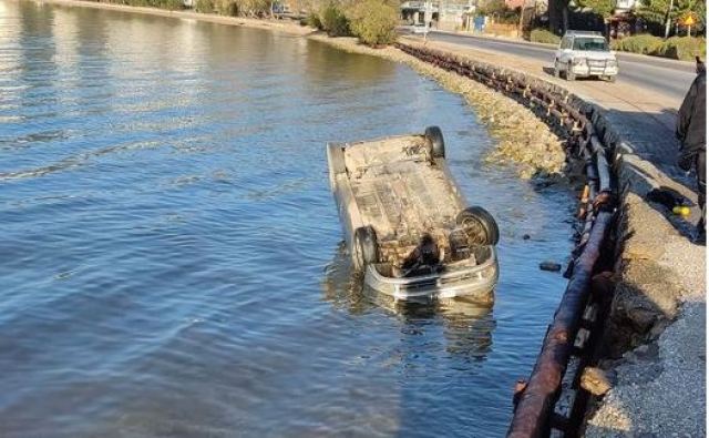 «Βουτιά» αυτοκινήτου στη θάλασσα στην παραλιακή της Αγριάς