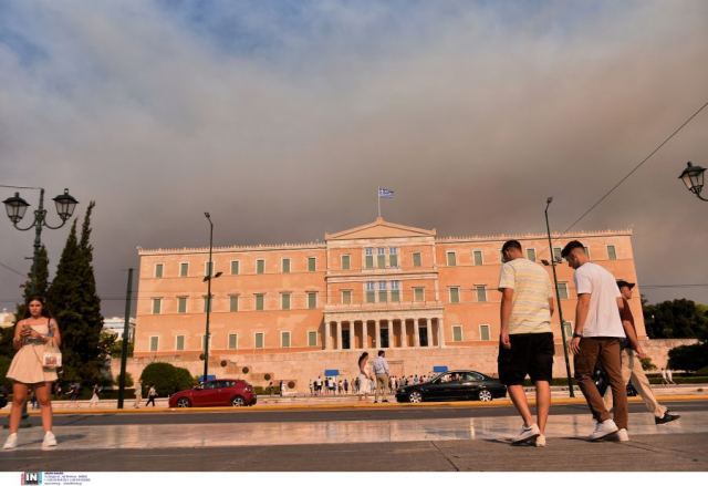 Αποπνικτική η ατμόσφαιρα στην Αττική - Πλάνα με πέπλο μαύρου καπνού πάνω από το Σύνταγμα