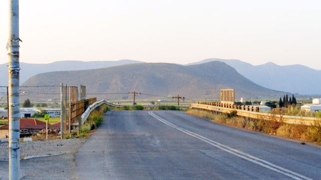 Έσπασαν πάλι αμάξια οι Ρομά στο Πυρί