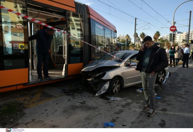 Βίντεο από το τρομακτικό τροχαίο στο Φάληρο: Η στιγμή που το ΙΧ παρασύρει τους δύο πεζούς πριν συγκρουστεί με το τραμ