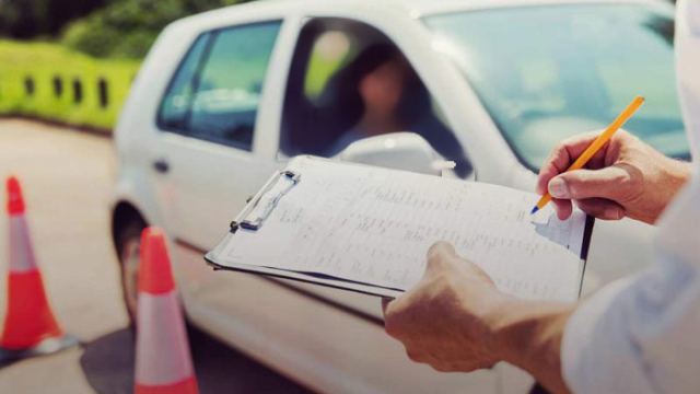 Συνέβη κι αυτό: Ο υποψήφιος οδηγός πάτησε τον εξεταστή!