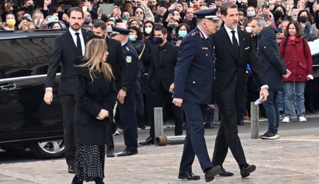 Τέως βασιλιάς Κωνσταντίνος: Στη Μητρόπολη οι γιοι του - Πλήθος κόσμου στο λαϊκό προσκύνημα - Δείτε live