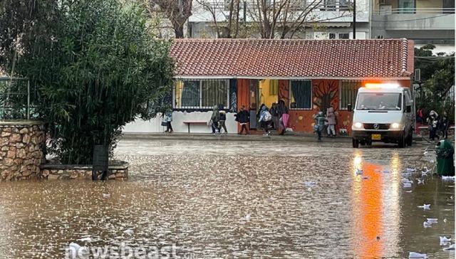 Πλημμύρισε το 3ο Νηπιαγωγείο Καλλιθέας: Πληροφορίες ότι οι δασκάλες έβαλαν τα νήπια όρθια στα θρανία