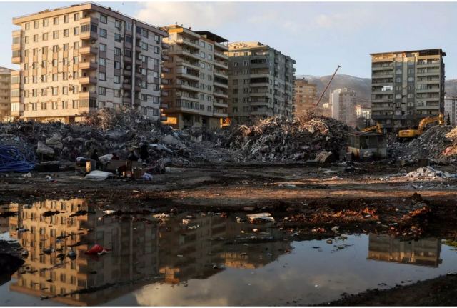 Ολοκαίνουριος ουρανοξύστης ισοπεδώθηκε μετά τα 7,8 Ρίχτερ – «Πριν» και «μετά» στο Καχραμανμαράς