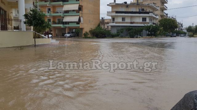 Απίστευτη νεροποντή στη Λαμία - Δρόμοι ποτάμια - ΒΙΝΤΕΟ