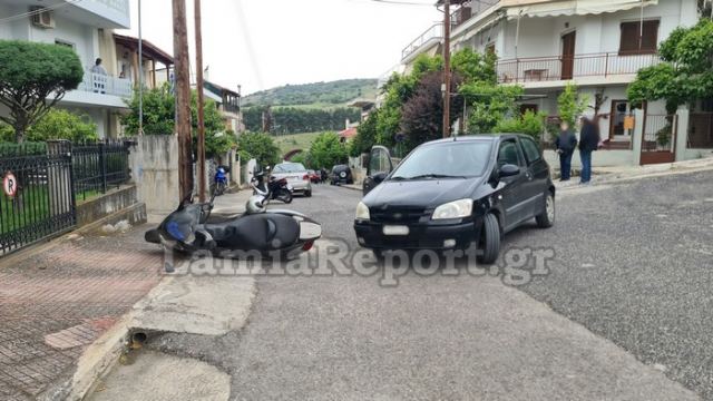 Λαμία: Αυτοκίνητο χτύπησε μηχανάκι (ΦΩΤΟ)