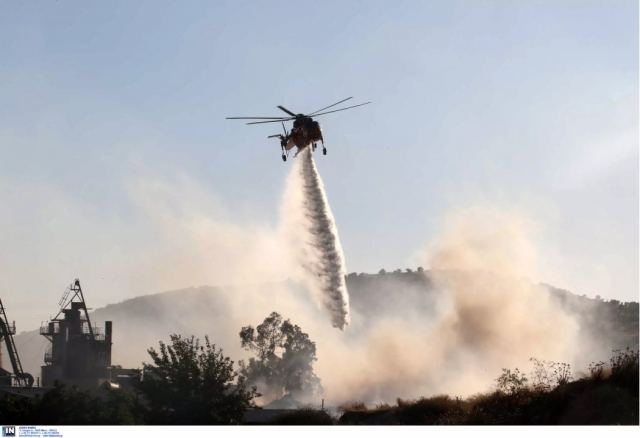 Καλύτερη η εικόνα της φωτιάς στον Ασπρόπυργο - Καίει σε χαράδρα στην περιοχή