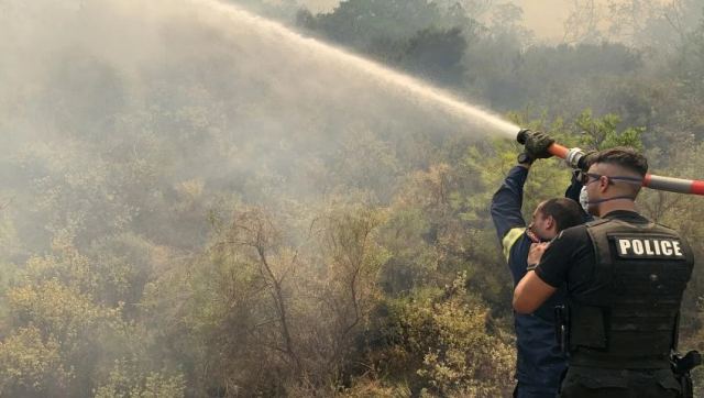 Φωτιά στη Ρόδο: Συνεχίζονται οι προσπάθειες κατάσβεσης – Συνεχείς οι αναζωπυρώσεις