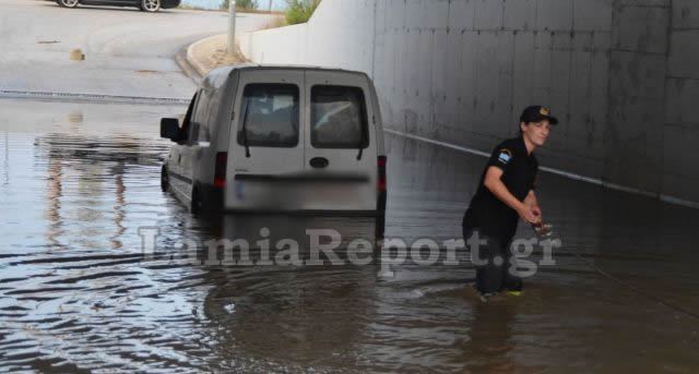 Λαμία: Παγιδεύτηκε στα νερά (ΦΩΤΟ)