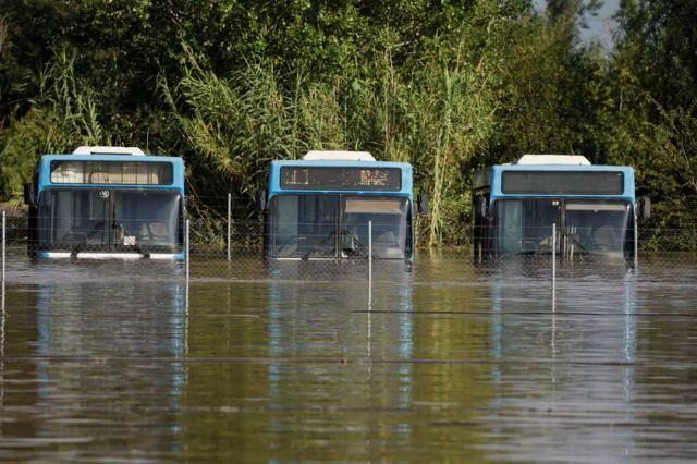 Λάρισα: Έσπασε το ανάχωμα του Πηνειού – 112 για Βρυότοπο και Αμπελώνα