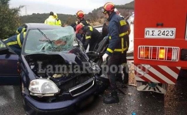 Εγκλωβίστηκαν στα συντρίμμια αυτοκινήτου μητέρα και δυο παιδιά