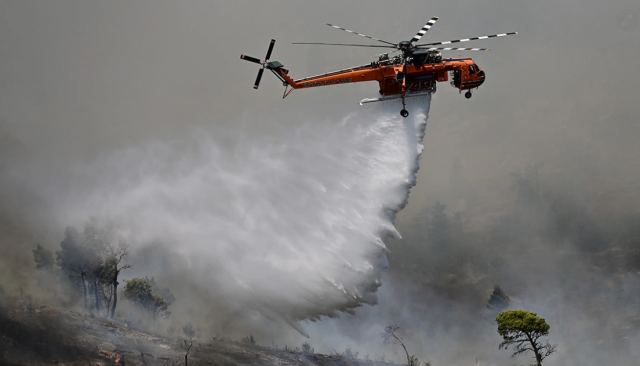 Δύο τα μέτωπα της φωτιάς στο Δαφνί - Νέα εστία νότια της Λεωφόρου Αθηνών