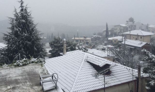 Πέφτει χιόνι σε Ράχες και Πελασγία