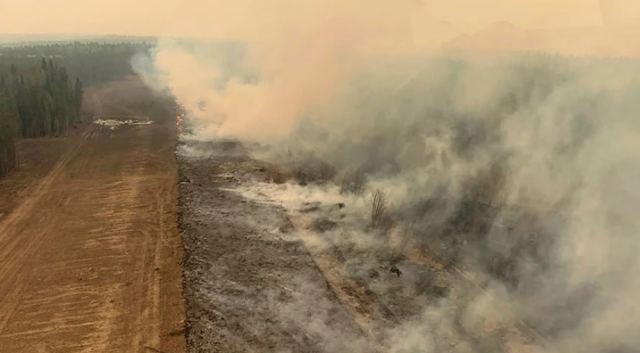 Στις βροχές ελπίζουν οι Καναδοί για να σβήσουν οι καταστροφικές φωτιές που μαίνονται εδώ και εβδομάδες