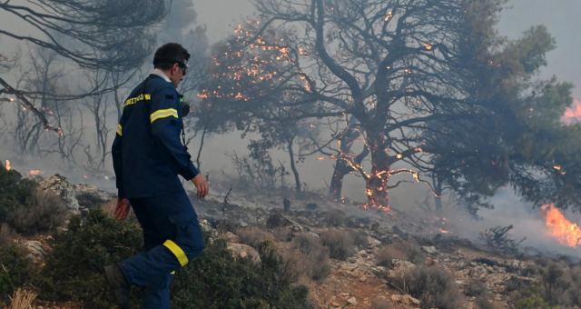 Φωτιά στα Πιέρια Όρη: Σε εξέλιξη η φωτιά σε δασική έκταση στη Σαρακατσάνα