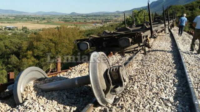 Νέος εκτροχιασμός στη Φθιώτιδα - Κομμένος στα δυο ο σιδηρόδρομος