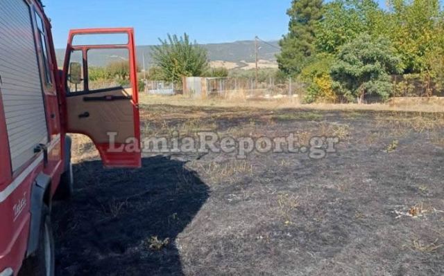 Φθιώτιδα: Κινητοποίηση της Πυροσβεστικής για πυρκαγιά δίπλα στα σπίτια (ΦΩΤΟ)