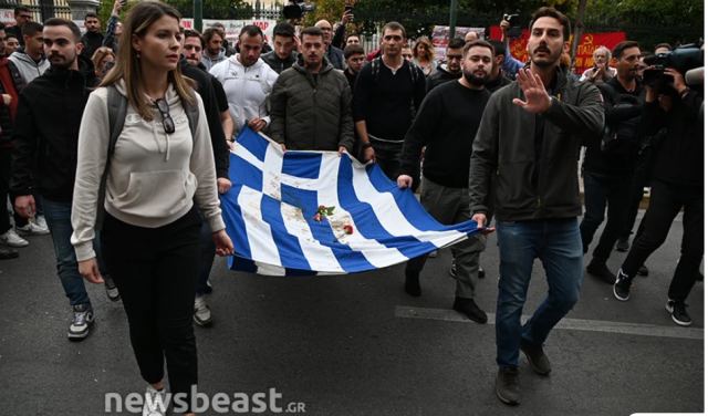 Πολυτεχνείο: Ξεκίνησε η πορεία της αιματοβαμμένης σημαίας