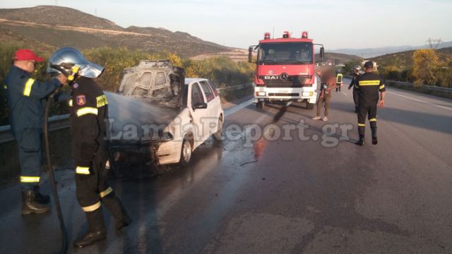 Λαμία: Πατέρας και μωρό πρόλαβαν και βγήκαν από αυτοκίνητο που άρπαξε φωτιά