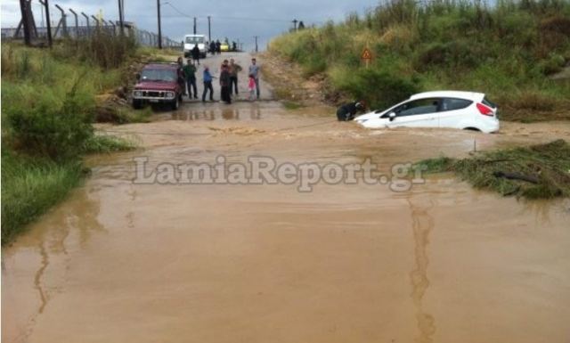 Λαμία: Επικίνδυνος χείμαρρος μέσα στην πόλη - ΒΙΝΤΕΟ