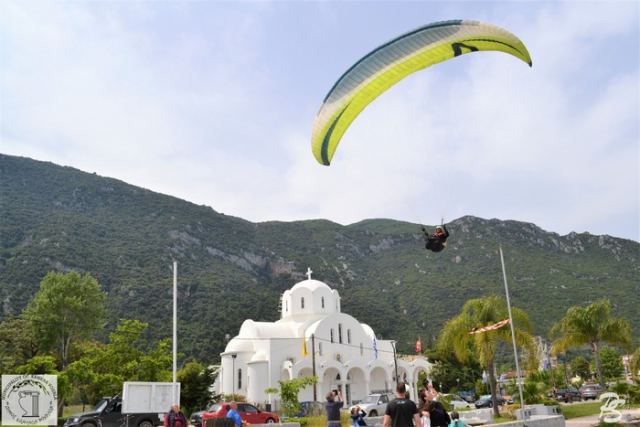 Γέμισε από «πολύχρωμα πουλιά» ο ουρανός των Καμένων Βούρλων (ΦΩΤΟ)