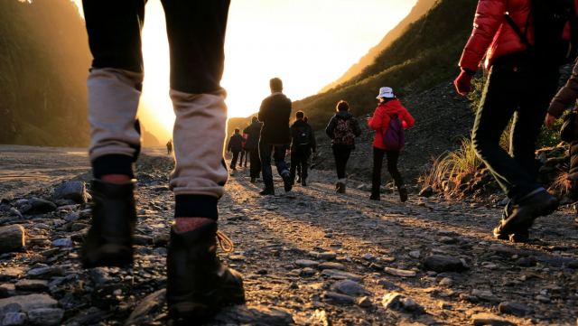 Tο να περπατάς προς τα πίσω μπορεί να είναι καλό για την υγεία και τον εγκέφαλό σου