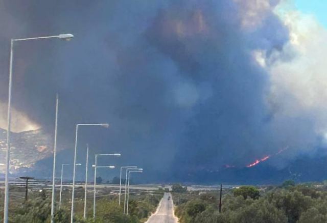 Απειλεί κατοικημένες περιοχές η πυρκαγιά στη Νότια Εύβοια