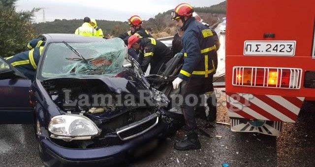 Λαμία: Σοβαρό τροχαίο - Απεγκλωβισμός τραυματία μέσα στη βροχή (ΒΙΝΤΕΟ -ΦΩΤΟ)