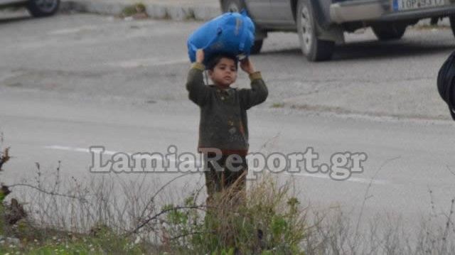 Λαμία: Εικόνες γροθιά στο στομάχι - Ξεκίνησαν με τα πόδια για τα Σκόπια (ΒΙΝΤΕΟ - ΦΩΤΟ)