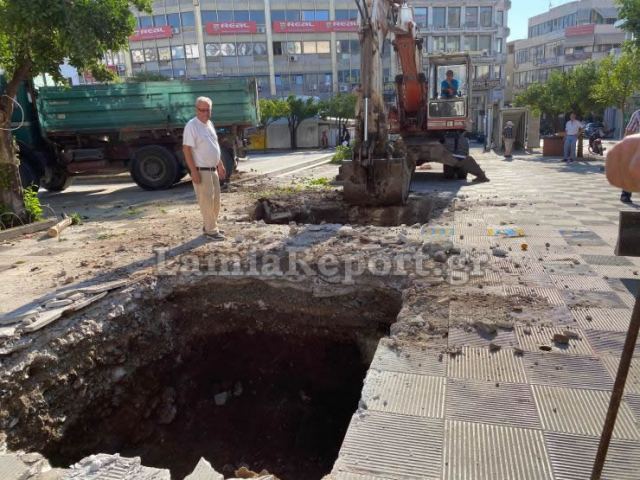 Λαμία: Μπήκαν οι μπουλντόζες στην πλατεία Πάρκου - ΦΩΤΟ