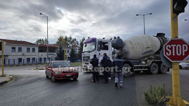 Σύγκρουση μπετονιέρας με ΙΧ  στα φανάρια στην είσοδο της Λαμίας (ΒΙΝΤΕΟ-ΦΩΤΟ)