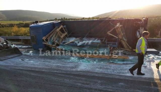 Ουρές χιλιομέτρων στην εθνική - Ανατράπηκε νταλίκα με τζάμια - Δείτε εικόνες