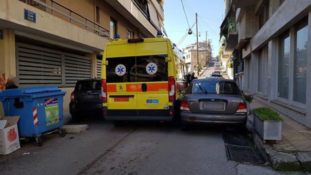 Παράνομα παρκαρισμένα στη Λαμία - Δε χωρούσε το ασθενοφόρο