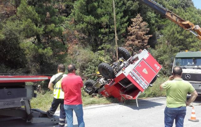 Ανατράπηκε πυροσβεστικό κατά τη διάρκεια κατάσβεσης πυρκαγιάς - Ένας τραυματίας