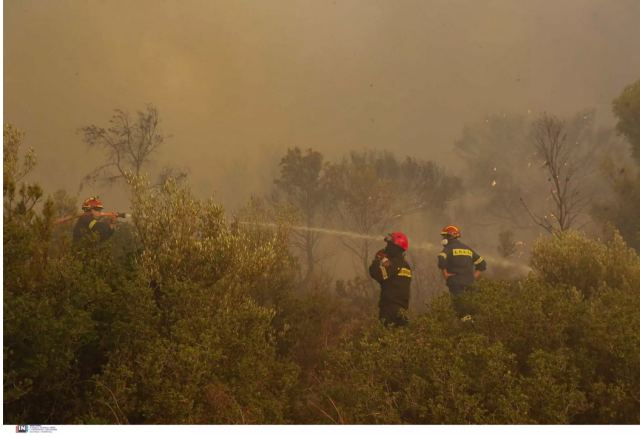 Αναζωπυρώσεις στην Μονή Κλειστών στην Πάρνηθα - Ισχυρές πυροσβεστικές δυνάμεις στην περιοχή