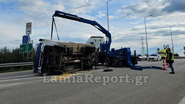 Λαμία: Τούμπαρε φορτηγό στον παράδρομο (ΒΙΝΤΕΟ-ΦΩΤΟ)