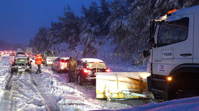 Γιατί έκλεισε η εθνική οδός στη Μαλακάσα; - ΒΙΝΤΕΟ