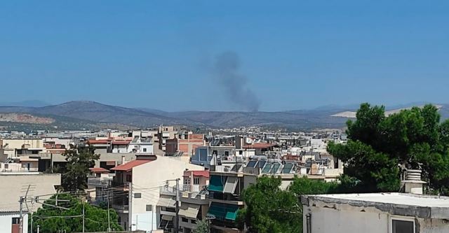 Υπό έλεγχο η φωτιά στη Μάνδρα μετά την αναζωπύρωση στο Καραούλι