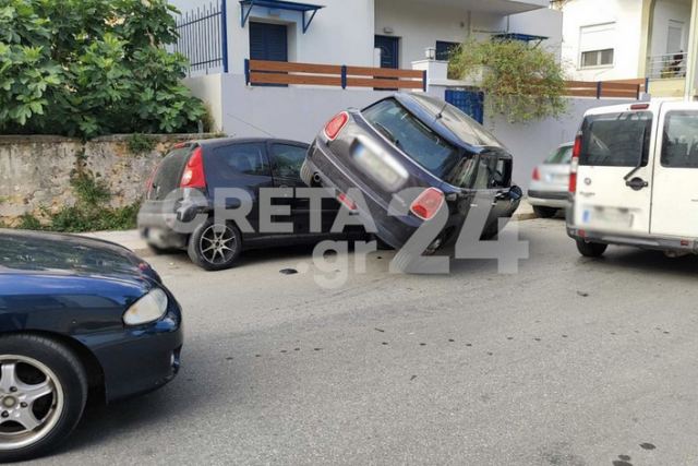 Χανιά: Απίστευτο τροχαίο - Αυτοκίνητο «καβάλησε» σταθμευμένο όχημα