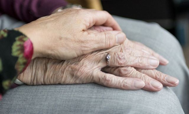 Συγκλονίζει η διασώστρια που βρήκε μια ηλικιωμένη κλειδωμένη σε νεκροταφείο: «Απορώ πως άντεξε στο κρύο»