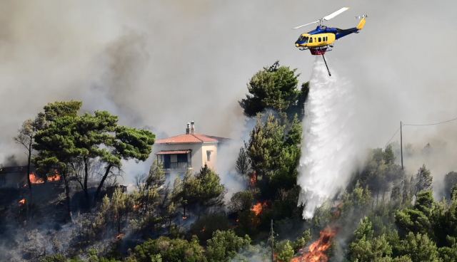 Μεγάλη φωτιά στον Βαρνάβα σε εξέλιξη - Καίει σπίτια - Απανωτά μηνύματα στο 112