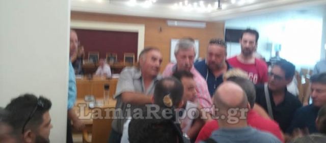 Λαμία: Ένταση και επεισόδια στο Δημοτικό Συμβούλιο (ΒΙΝΤΕΟ - ΦΩΤΟ)