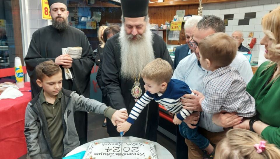 Λαμία: Σε κλίμα χαράς, με την ευλογία του Φθιώτιδος Συμεών η κοπή πίτας στο κρεοπωλείο «Ζήσιμος» (ΦΩΤΟ)