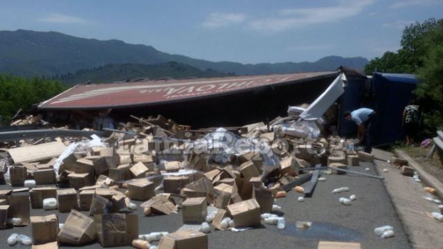 Εκτροπή νταλίκας στην Εθνική Οδό - Κλειστό το ρεύμα προς Λαμία - Δείτε εικόνες