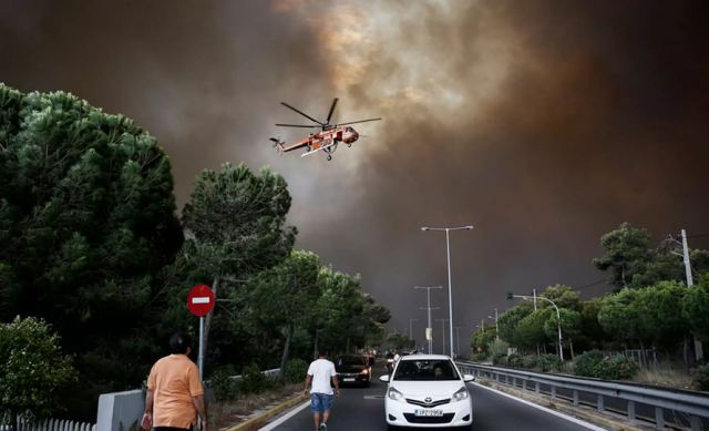 Δίκη για τη φωτιά στο Μάτι - Συγκλονίζουν η μητέρα και η αδελφή θύματος: «Αφήσαμε τη σορό στη θάλασσα για να σωθούμε»