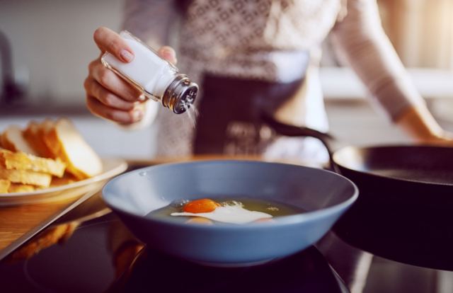 Το πολύ αλάτι καταστρέφει την ερωτική σας ζωή: Οι έρευνες που το αποδεικνύουν