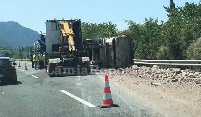 Φθιώτιδα: Τούμπαρε φορτηγό - Τραυματίας ο οδηγός (ΒΙΝΤΕΟ-ΦΩΤΟ)