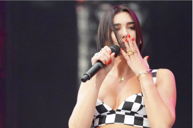 Dua Lipa: Κάνει διακοπές στη Σίφνο με τον Romain Gavras και «ρίχνει» το Instagram